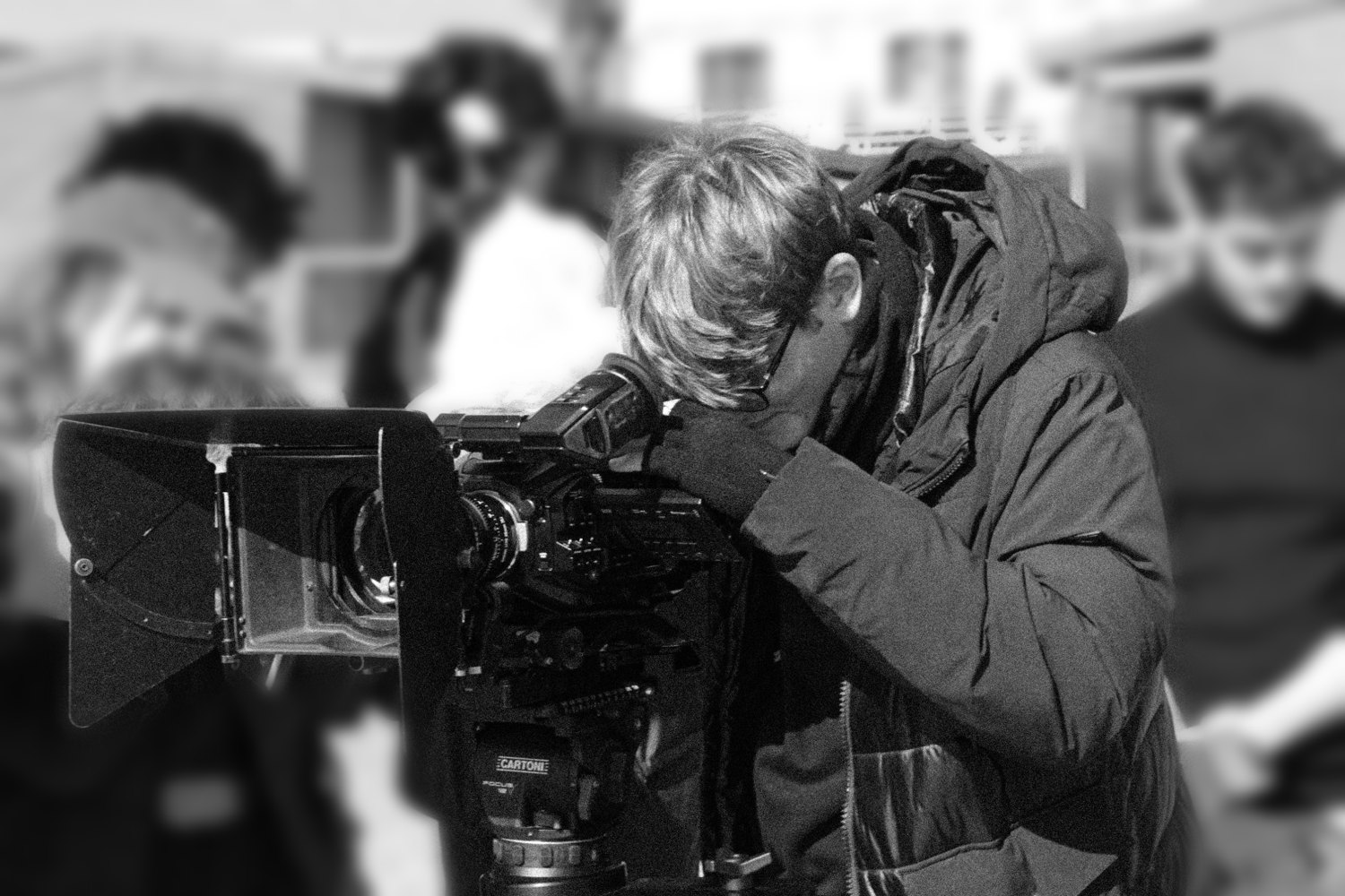 Andrea Monsurrò alla macchina da presa sul set di Orizzonti